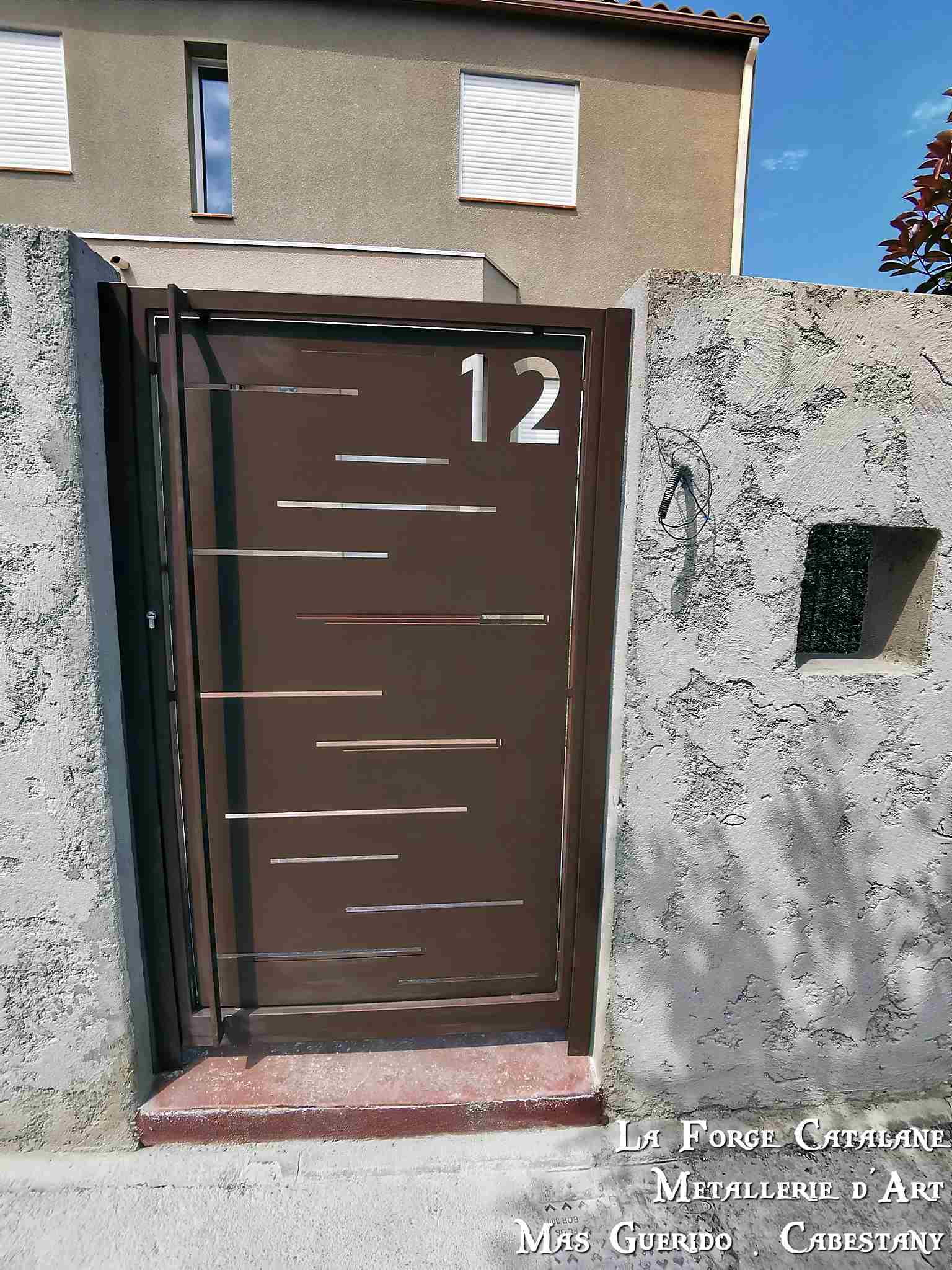 portillon avec numero integre decoupe laser rouille thermolaquage baton marechal forge catalane.jpg